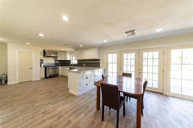 Building Photo - 5610 Ludington Dr