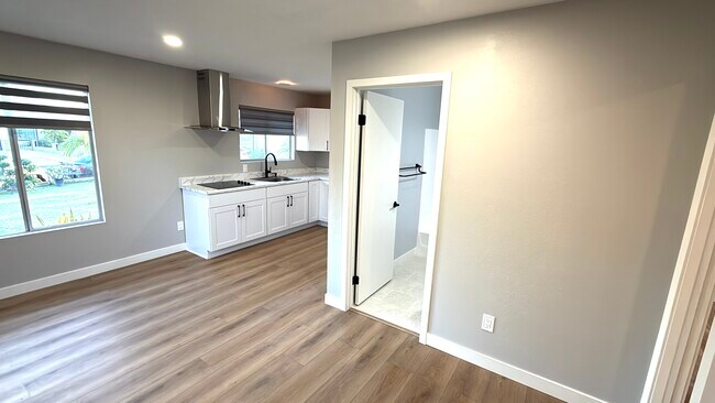 Building Photo - 6186 Daisy Pl