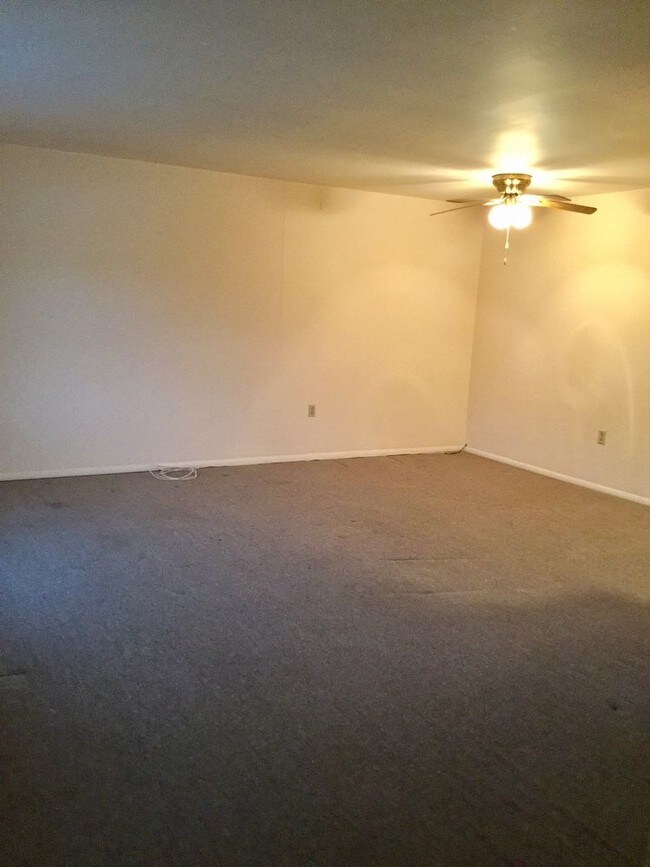 Building Photo - Two Bedroom Apartment in Manchester