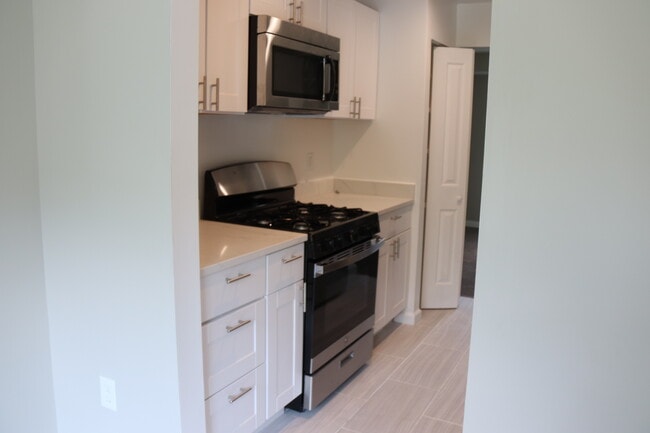Kitchen - 1108 W Side Dr