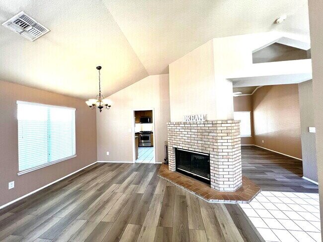 Foto del edificio - Spacious 4 Bed / 2 Bath Home with Loft, Fireplace & Beautiful Outdoor Entertaining Area!