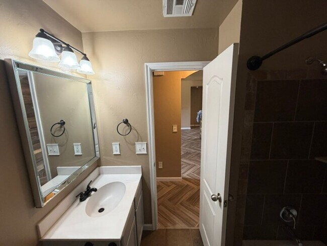Foto del edificio - 200 0ff your move in by July 15th!  Adorable OKC home with 3 bed, 2 bath, 2 car garage in Mustang...