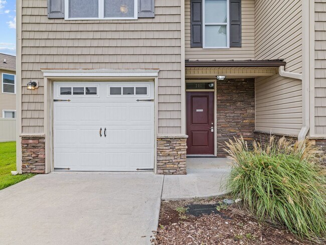 Foto del edificio - Boyington Place End Unit