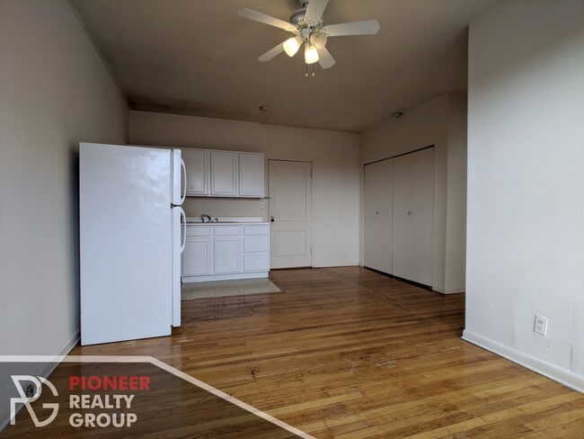 Building Photo - 1044 W George St