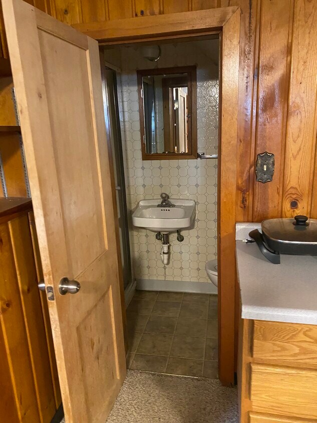 Solo baño/ducha - 1402 Broadway N