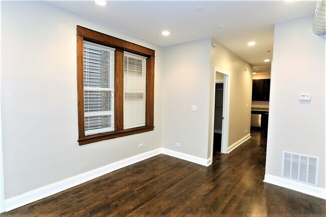 Building Photo - 2647 N Sacramento Ave