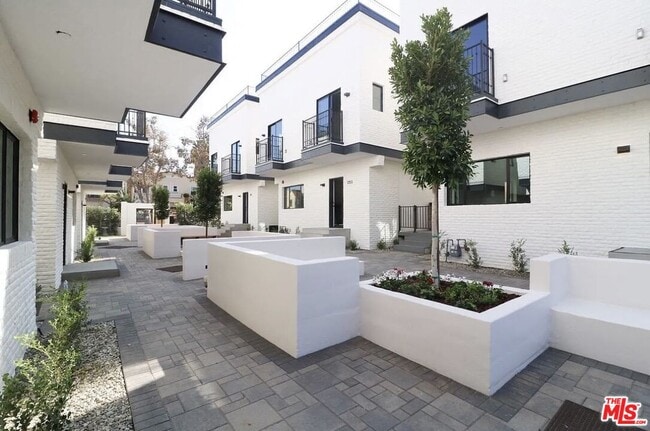 Building Photo - 1253 S Plymouth Blvd