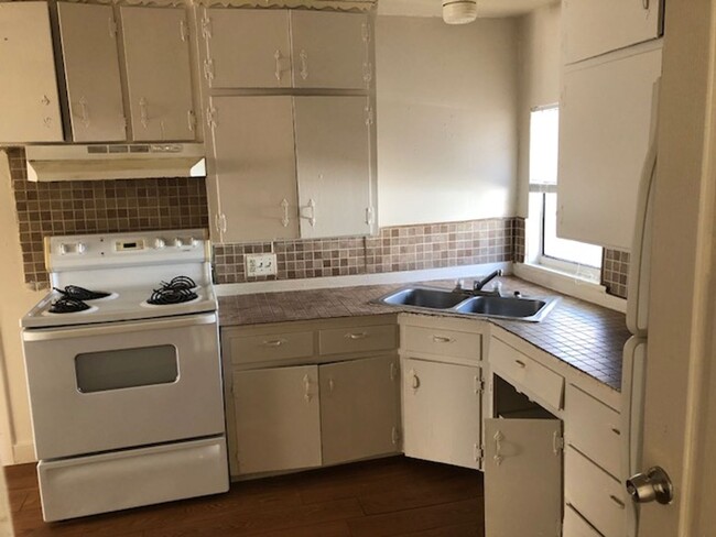 Building Photo - COZY 2 BEDROOM 1 BATHROOM HOUSE
