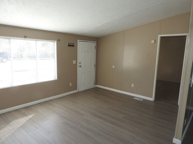 Building Photo - Large double lot with three bedroom manufa...