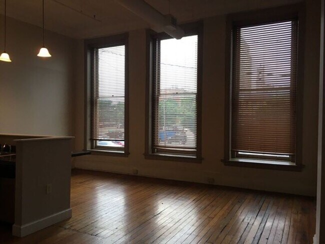 Foto del edificio - 121 W Broad St