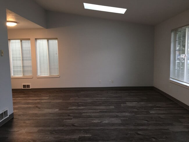 Building Photo - 733/739 Stephens Dr