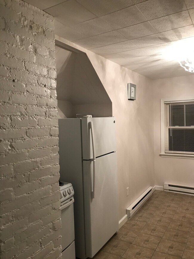 Building Photo - 37 Whitford Ave