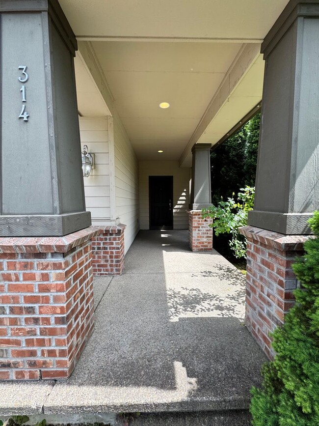 Building Photo - FOR RENT - SUPER CLEAN 4 BEDROOM, 2.5 BATH...