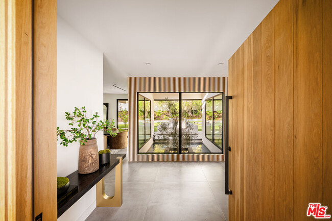 Foto del edificio - 18155 Lake Encino Dr