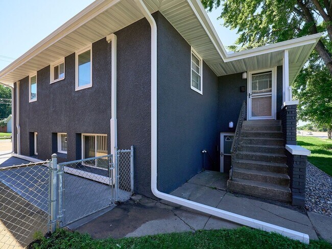 Building Photo - 2 Bedroom 1 bath Fully Furnished bottom un...