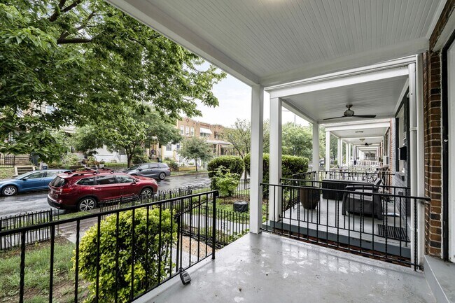 Foto del edificio - Newly Renovated 5BR/2BA Row home