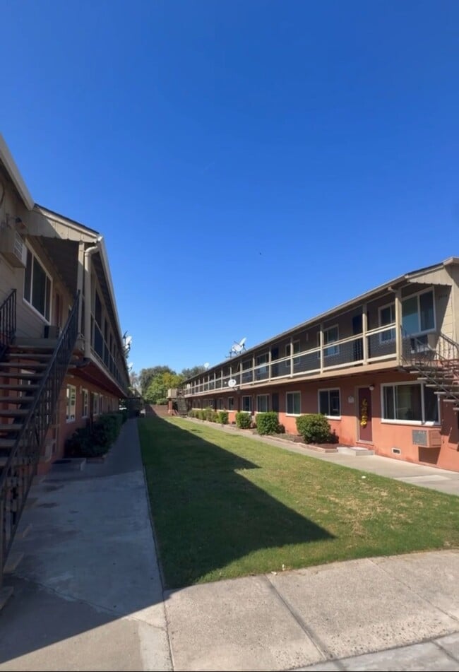 Building Photo - Alpine Apartments