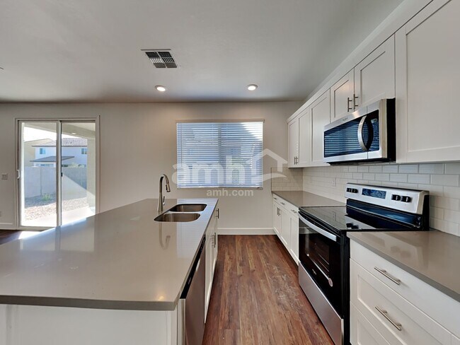 Foto del edificio - 17145 Puget Ave