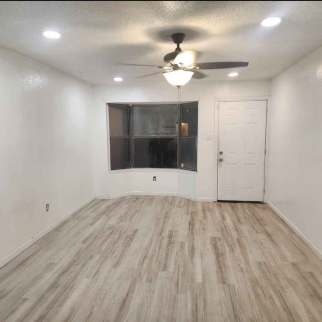 Building Photo - 1533 Bosque Dr
