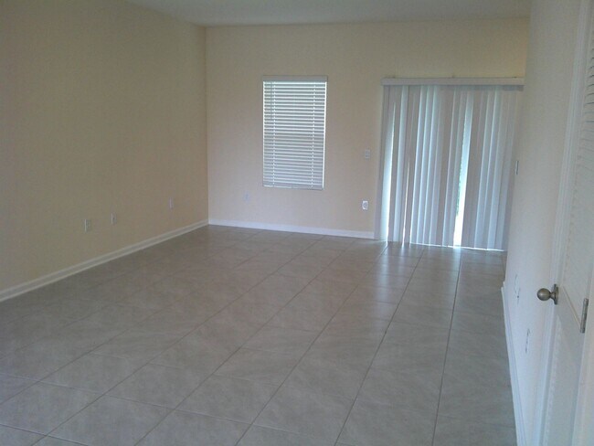 Foto del edificio - BRAND NEW Town Home in the NEW community o...