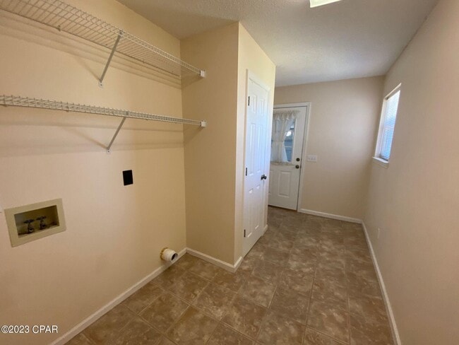 Building Photo - 6915 Ross Dr