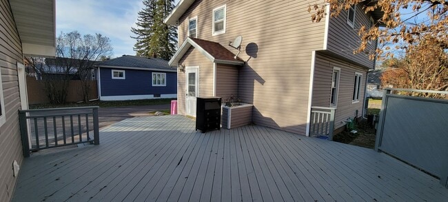 Building Photo - Available August 1st - 3 Bed Home in Cloqu...