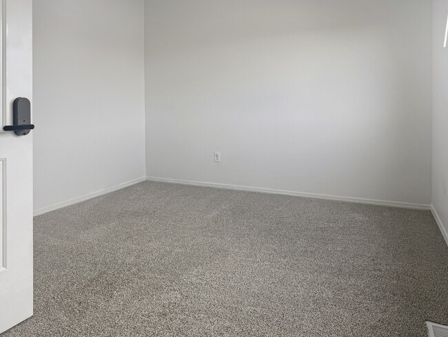 Building Photo - 2060 Pinyon Jay Dr