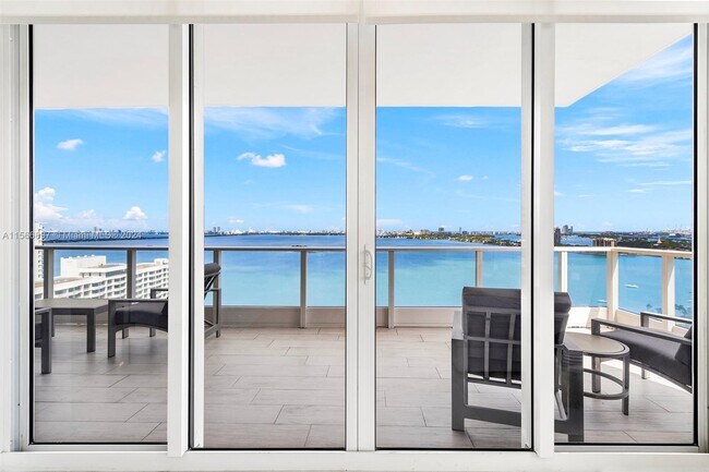 Building Photo - 2020 N Bayshore Dr