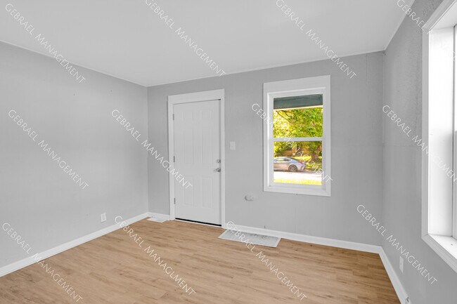 Foto del edificio - 3133 Woodrow Ave