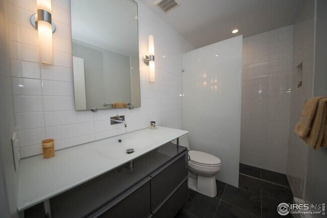 Building Photo - Remodeled 1 Bedroom Condo in North Boulder.