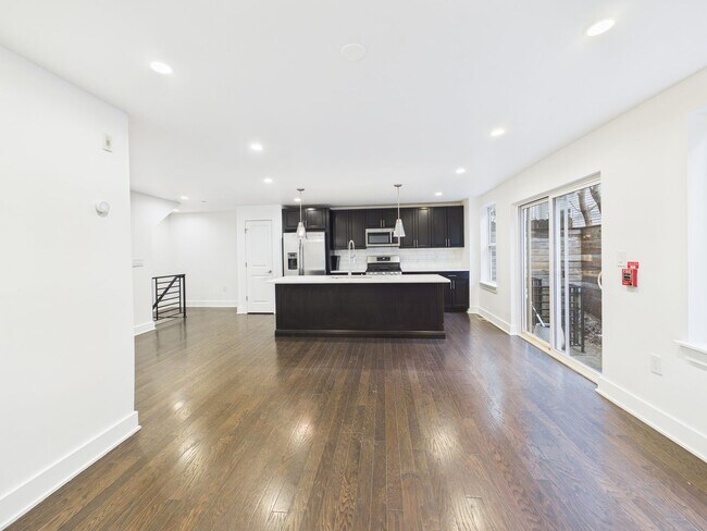 Building Photo - Beautiful modern bright 2 bed 1.5 bath with private patio