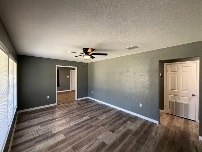 Building Photo - 3 BEDROOM 2 BATH WITH BACK APARTMENT