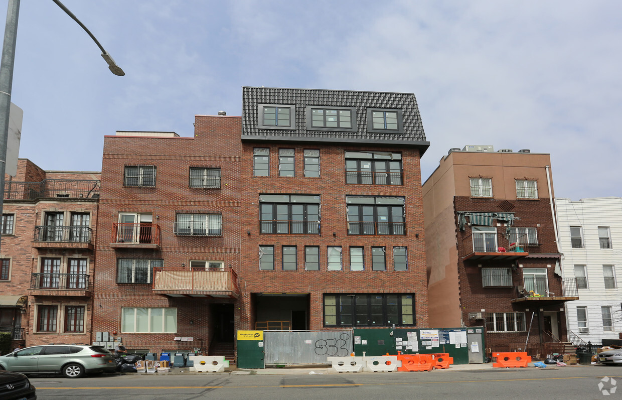 Building Photo - 153 Lorimer St