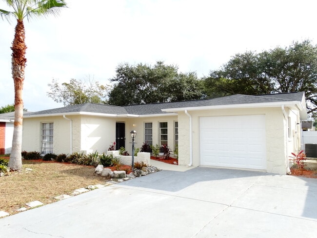 Building Photo - Newly Renovated Spacious 3/2/1 In Port Richey