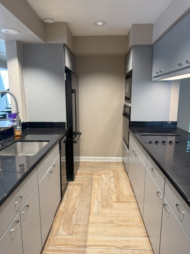 Foto del edificio - Beautifully updated 2 bedroom 2.5 bath townhome in highly desirable Lake Ivanhoe!