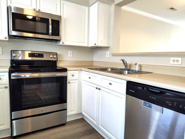 Building Photo - Cozy, 2 story, 2 bedroom, 2.5 bath Townhome Located in the Melrose Community!