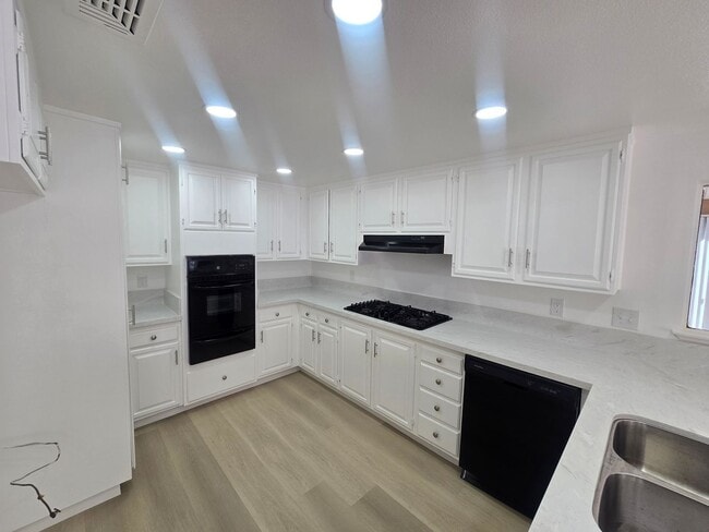 Building Photo - 1 Mile to Beach: 4 Bedroom 2 Bathroom Recently Updated Home on a Cul-De-Sac