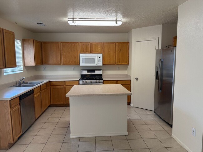 Foto del edificio - 4 Br, 2.5 Bath, loft upstairs, landscaped ...