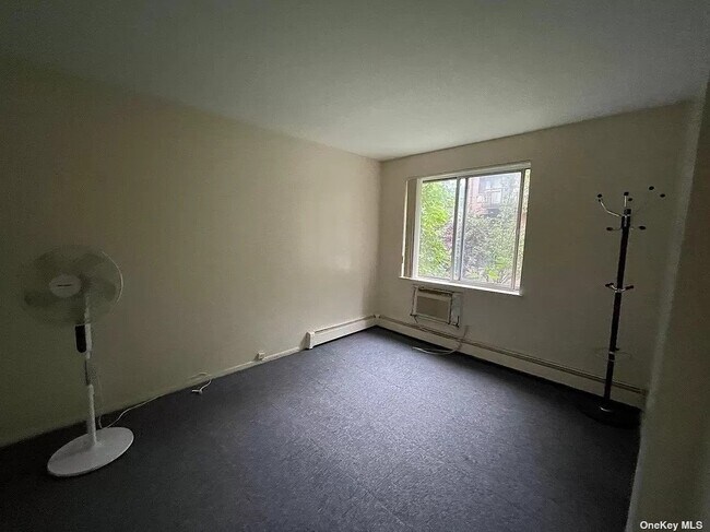 Building Photo - 76-16 Grand Central Pkwy