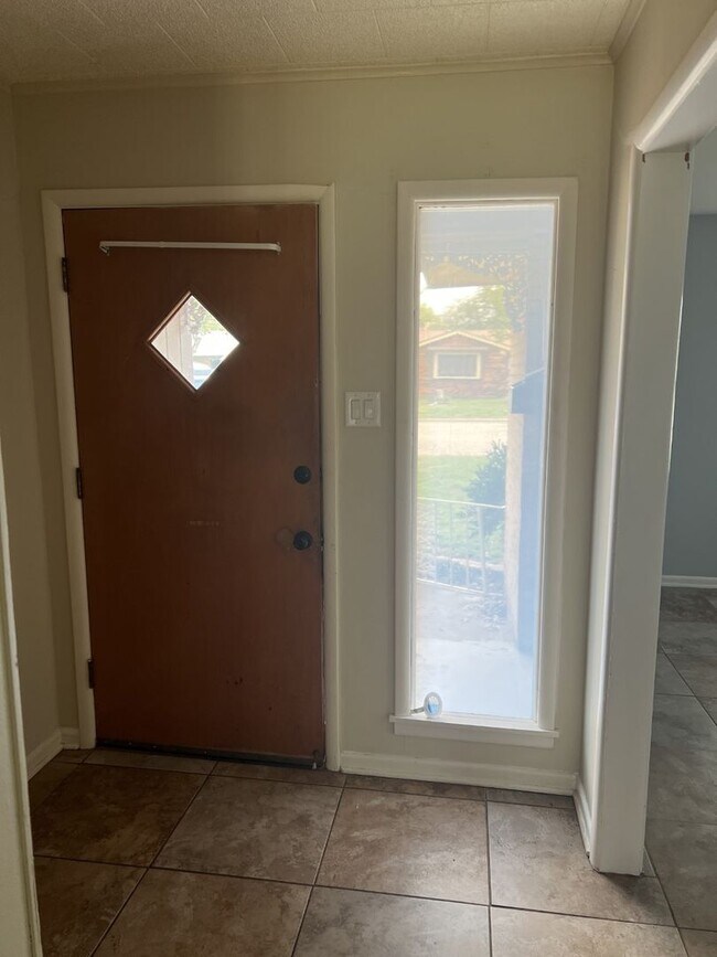 Foto del edificio - 3 bed, 2 living, 2 bath, 2 car garage