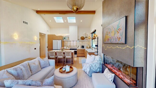 Foto del edificio - Elevated Living Fully Furnished