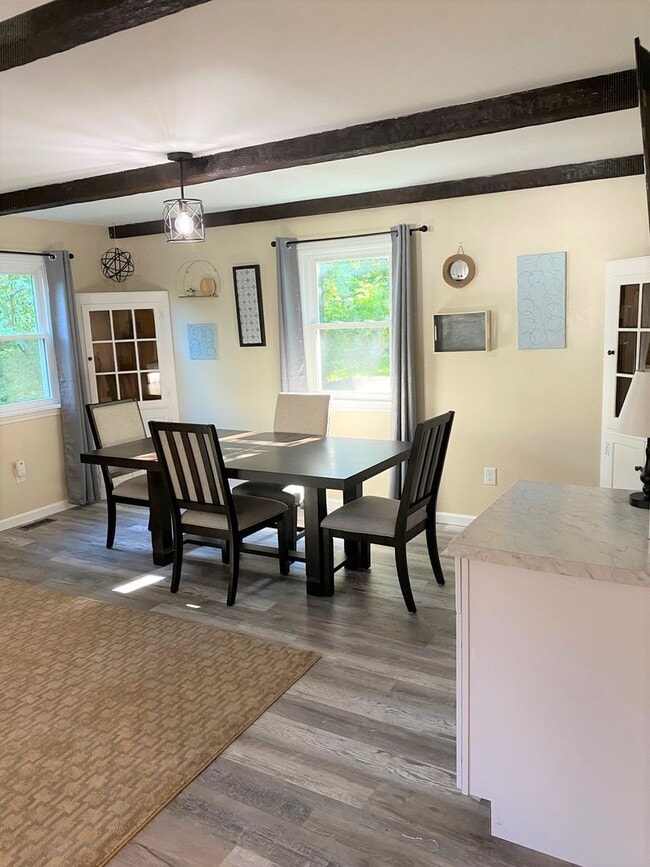 Building Photo - 3 bedroom student house located on a quiet...