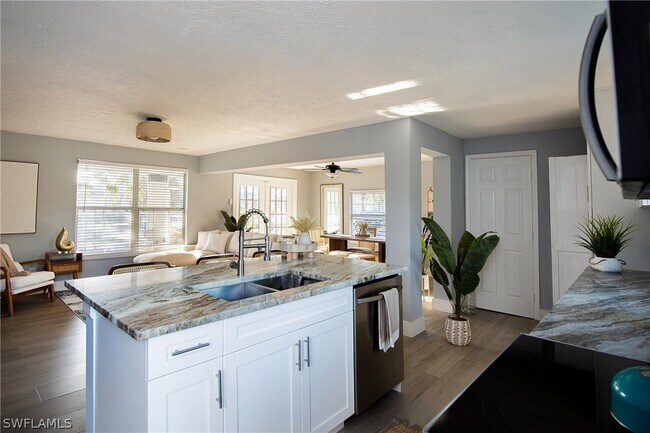 Building Photo - 528 14th St N