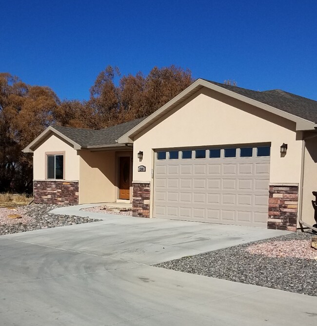 Building Photo - 1240 Peppertree Dr