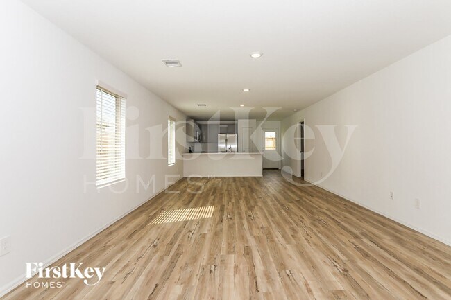 Foto del edificio - 399 Jewett Meadow Dr