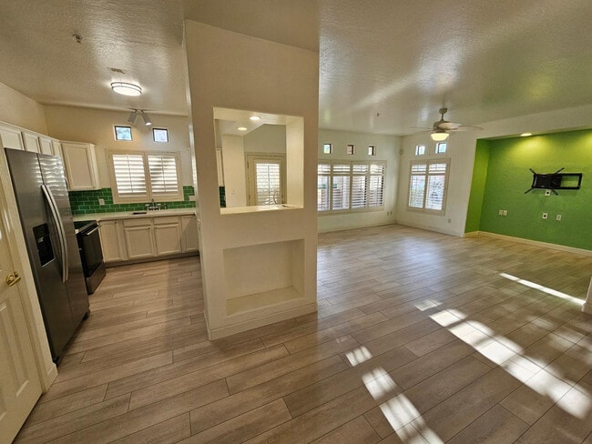 Foto del edificio - 1351 N Pleasant Dr