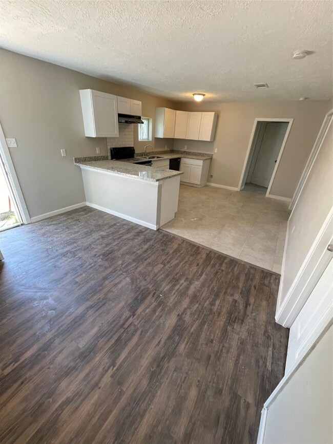Building Photo - 5006 Ridgeway Dr