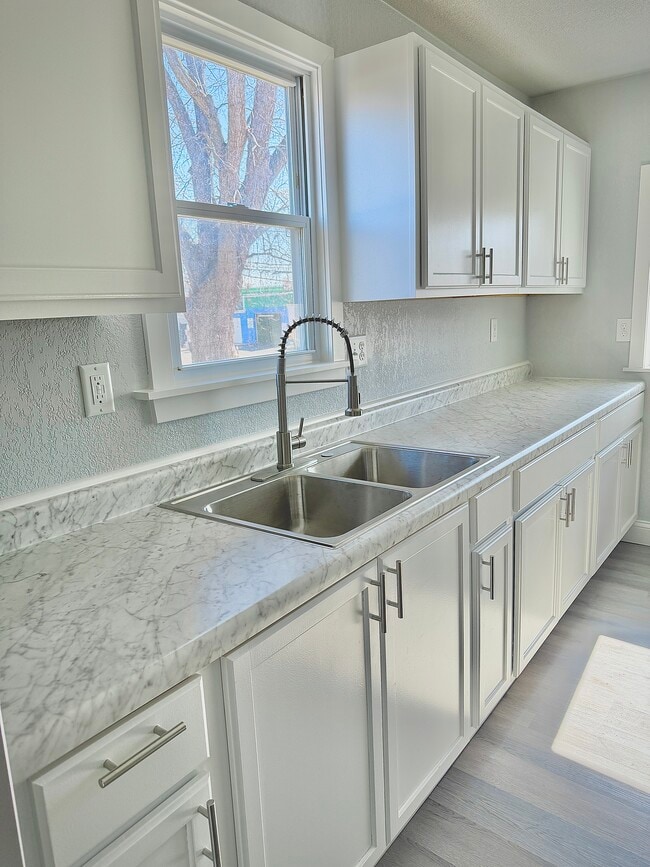 Building Photo - 1713 Maple St