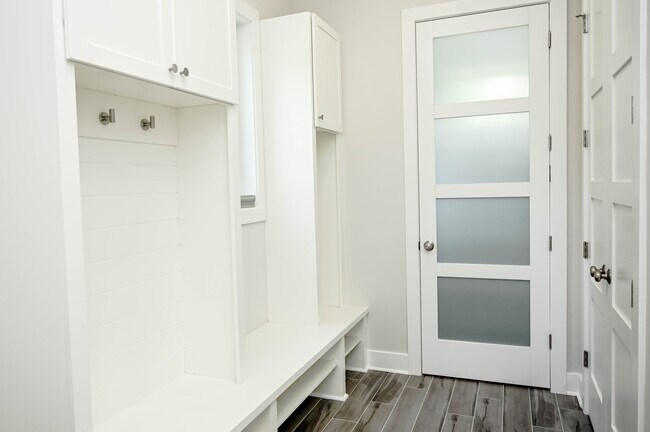 Mudroom - 3434 Malbrook Dr