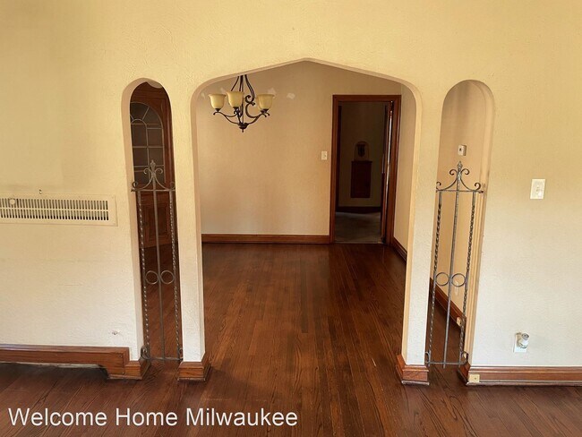 Building Photo - 3 br, 1 bath House - 5528 W Auer Ave